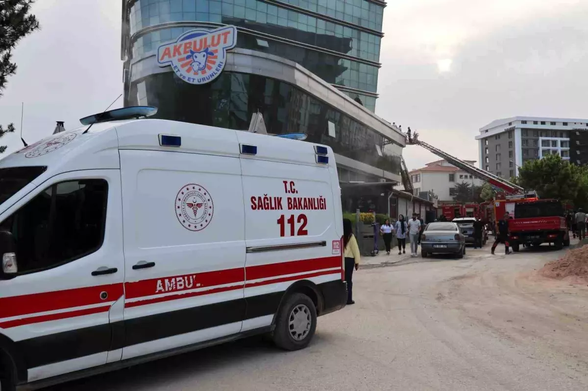Elazığ'da Plaza Yangını Paniğe Neden Oldu