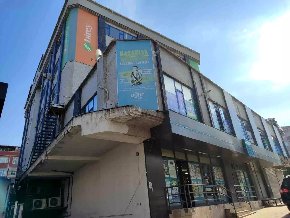 Güngören'de Dershane Reklam Panosu Düştü