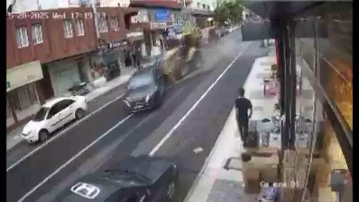 Hatay'da Kepçe Trafikteki Araçlara Çarptı