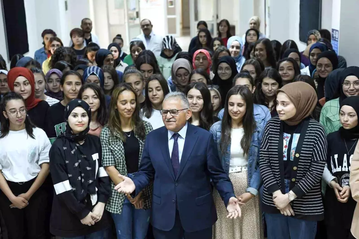Başkan Büyükkılıç, LGS Öncesi Öğrencilere Destek Veriyor