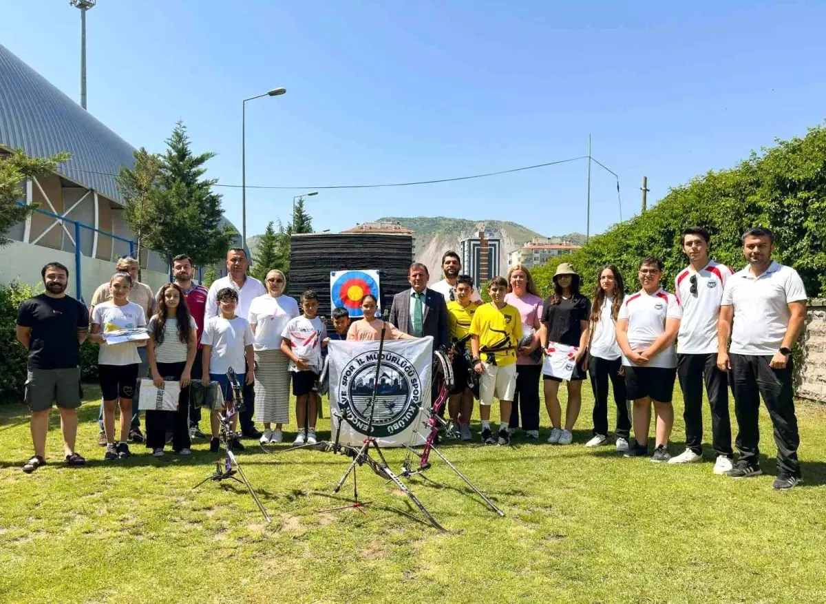 Kayseri'de Okçulara Ekipman Dağıtımı