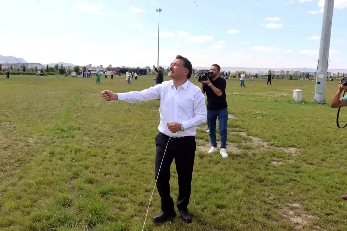 Vali Çiçek uçurtma uçurdu, bağımlılıkla mücadelede kararlılık mesajı verdi