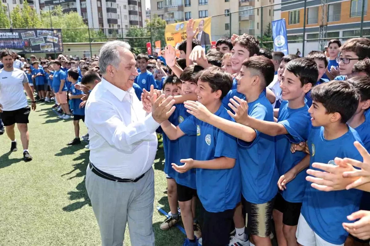 Talas Belediyesi Yaz Futbol Okulu'nu Ücretsiz Düzenliyor
