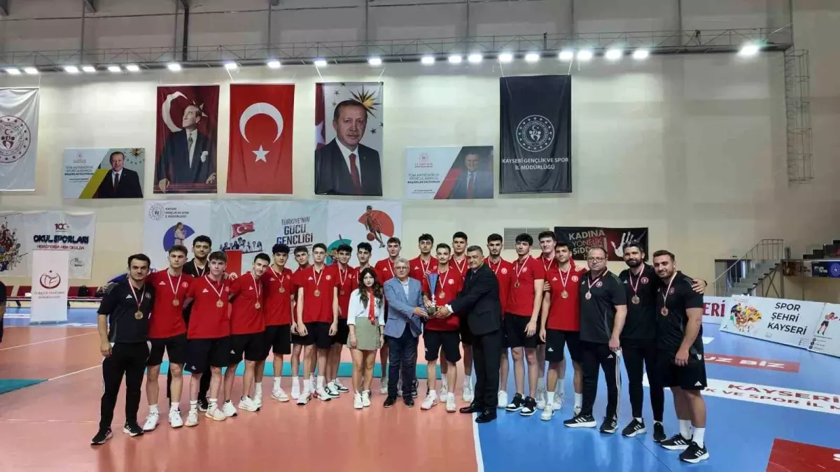 Genç Erkekler Voleybol Şampiyonu Arkas Spor
