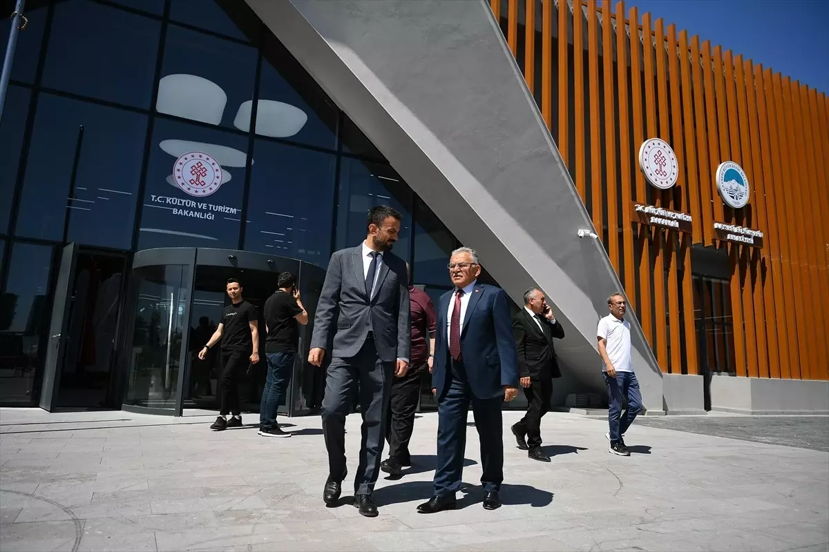 Kayseri'de İl Halk Kütüphanesi yeni binasında hizmet vermeye başladı