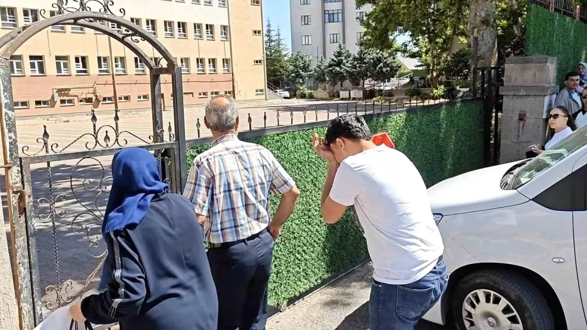 YKS Heyecanı: Kayseri'de Sınava 1 Dakika Geç Kalan Öğrenci Alınmadı