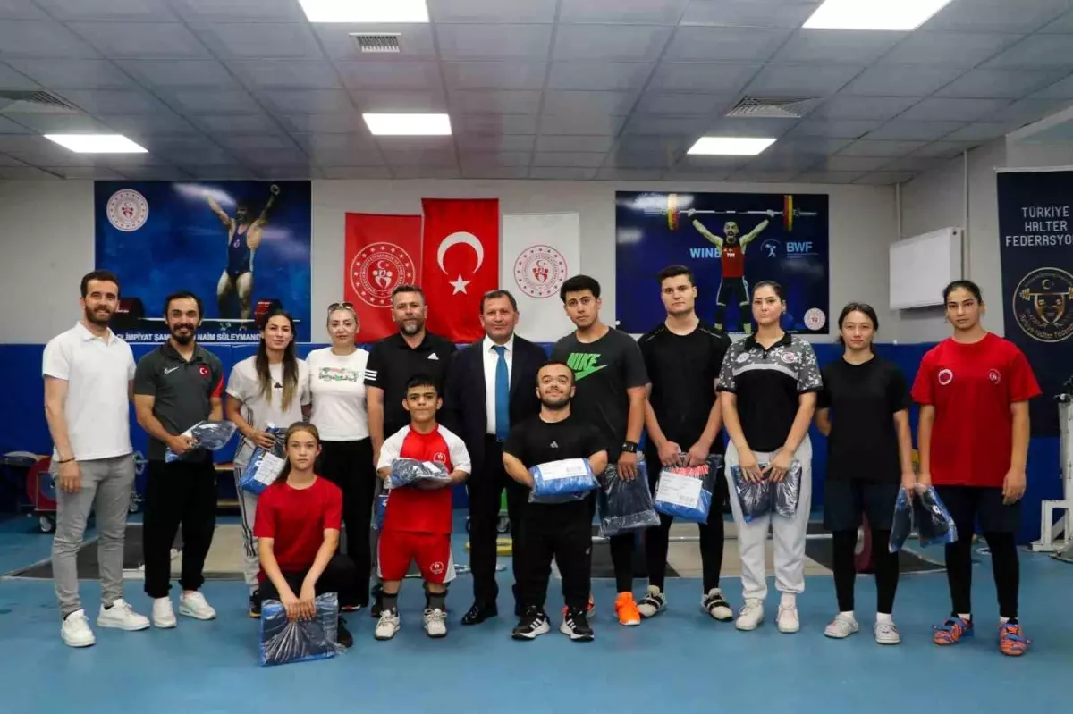 Kayseri'de Halter Sporcularına Ekipman Dağıtıldı