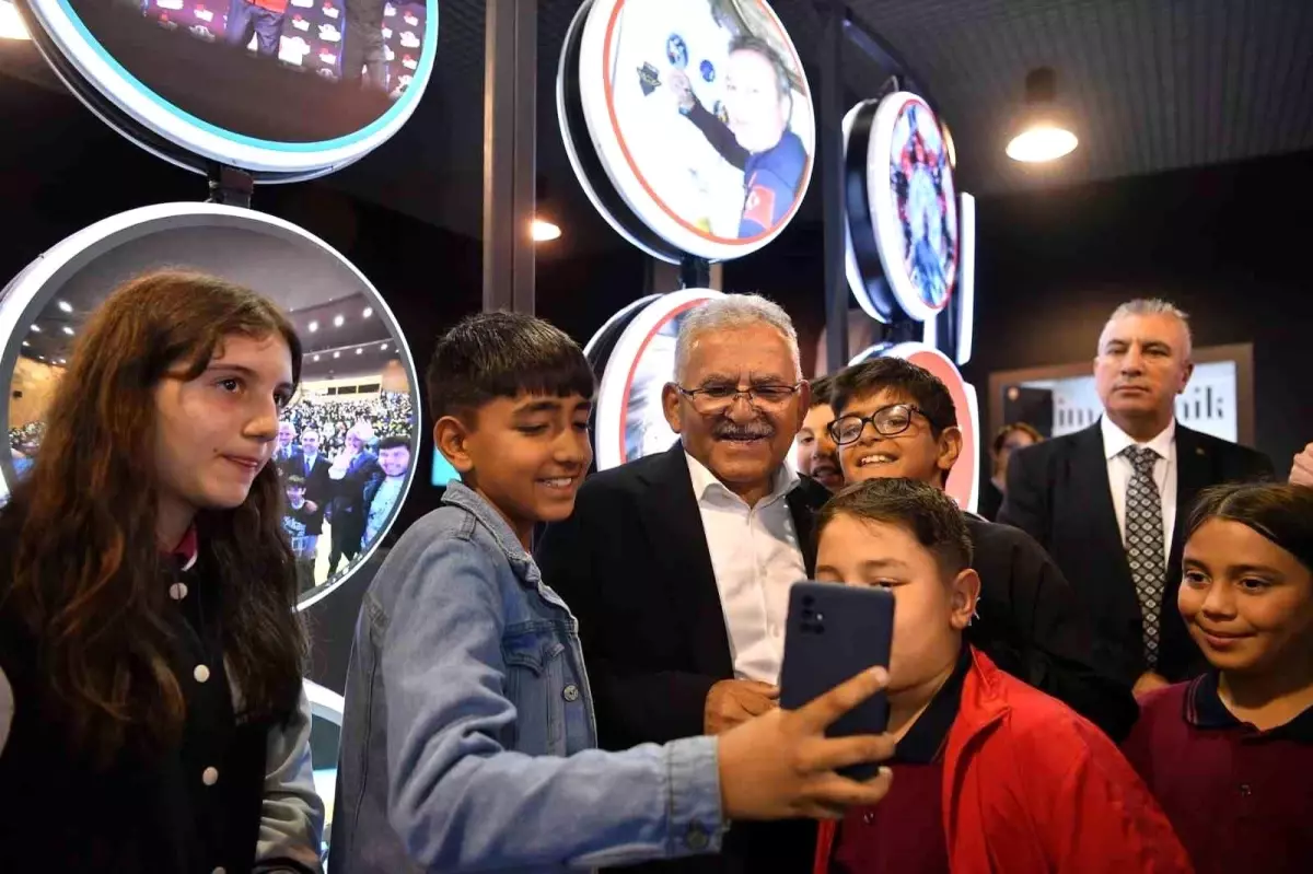 Kayseri Bilim Merkezi'nde 'Ufkun Ötesinde' ve '7,5 Milyon Yıllık Fosiller' Sergileri Açıldı