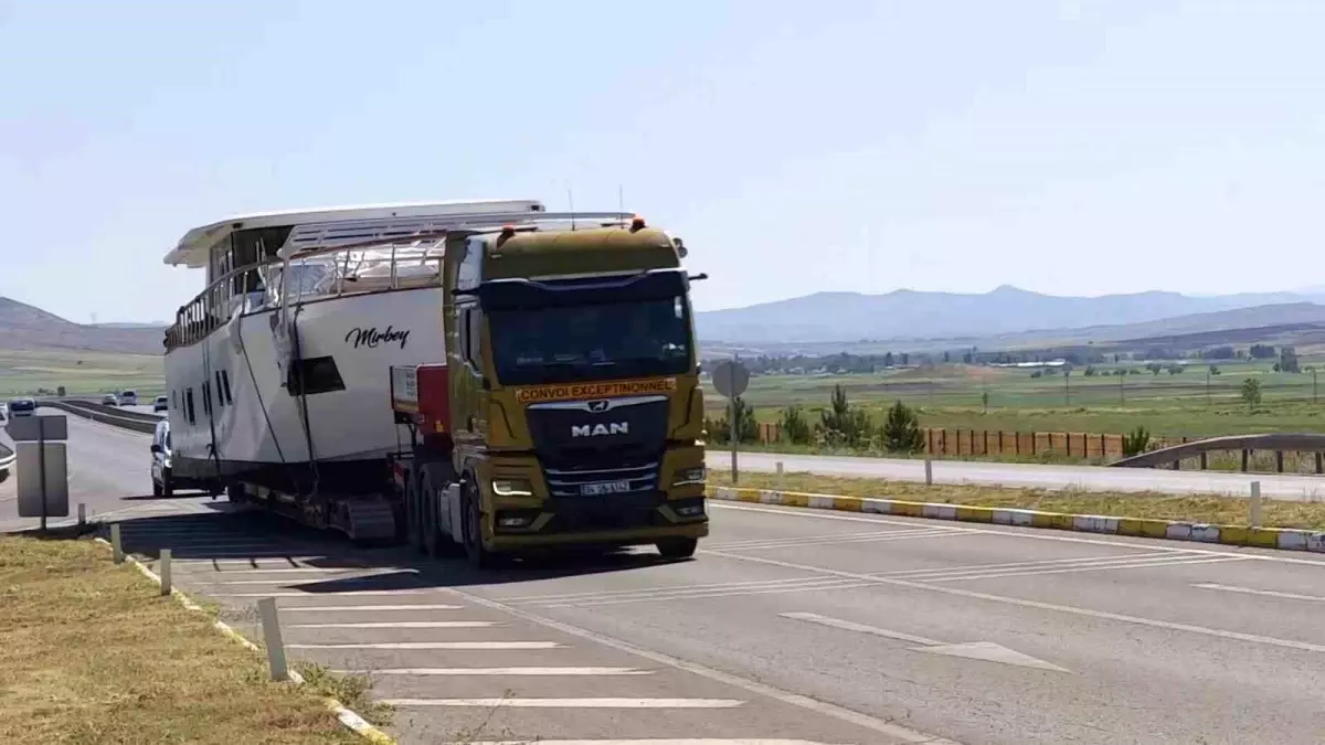 Sivas'ta Yolda Büyük Yat Görüntülendi