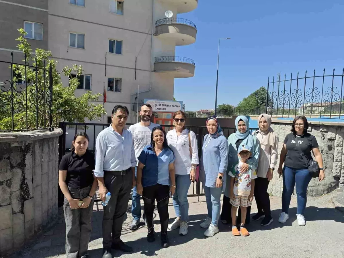 Velilerden mahalledeki okulun taşınmasına tepki