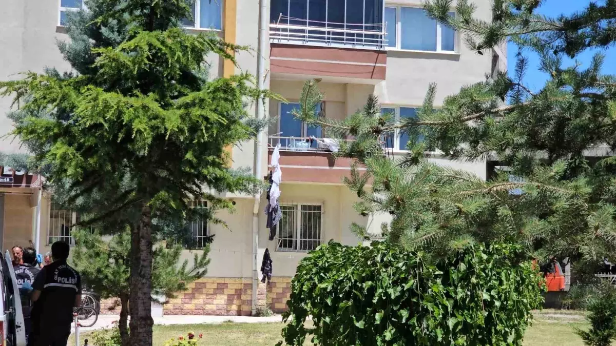 Balkondan Düşen Yaşlı Adam Çamaşır İpiyle Kurtuldu