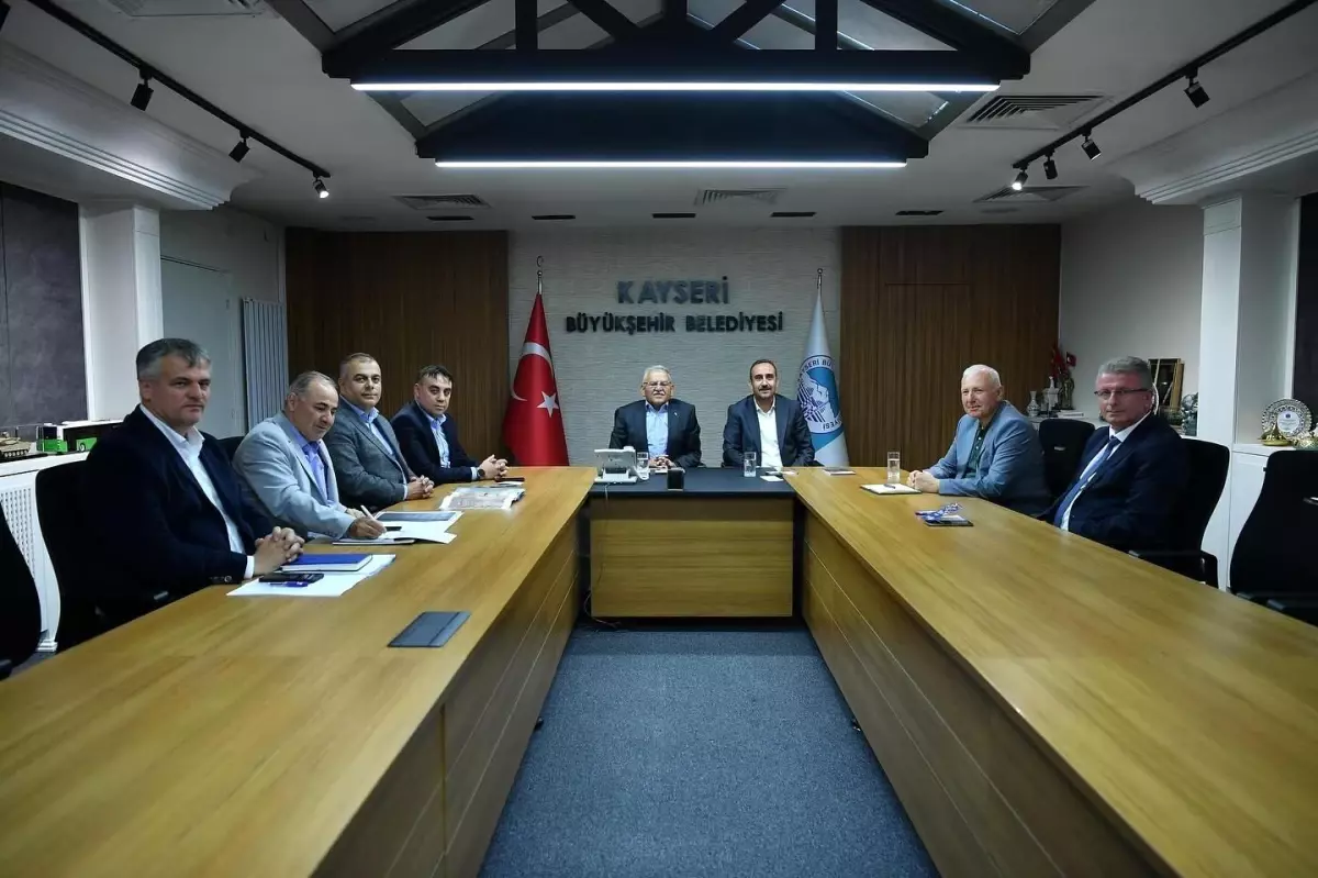 Kayseri Büyükşehir Başkanı, İlçe Belediye Başkanları ile Yatırım Değerlendirme Toplantısı Düzenledi