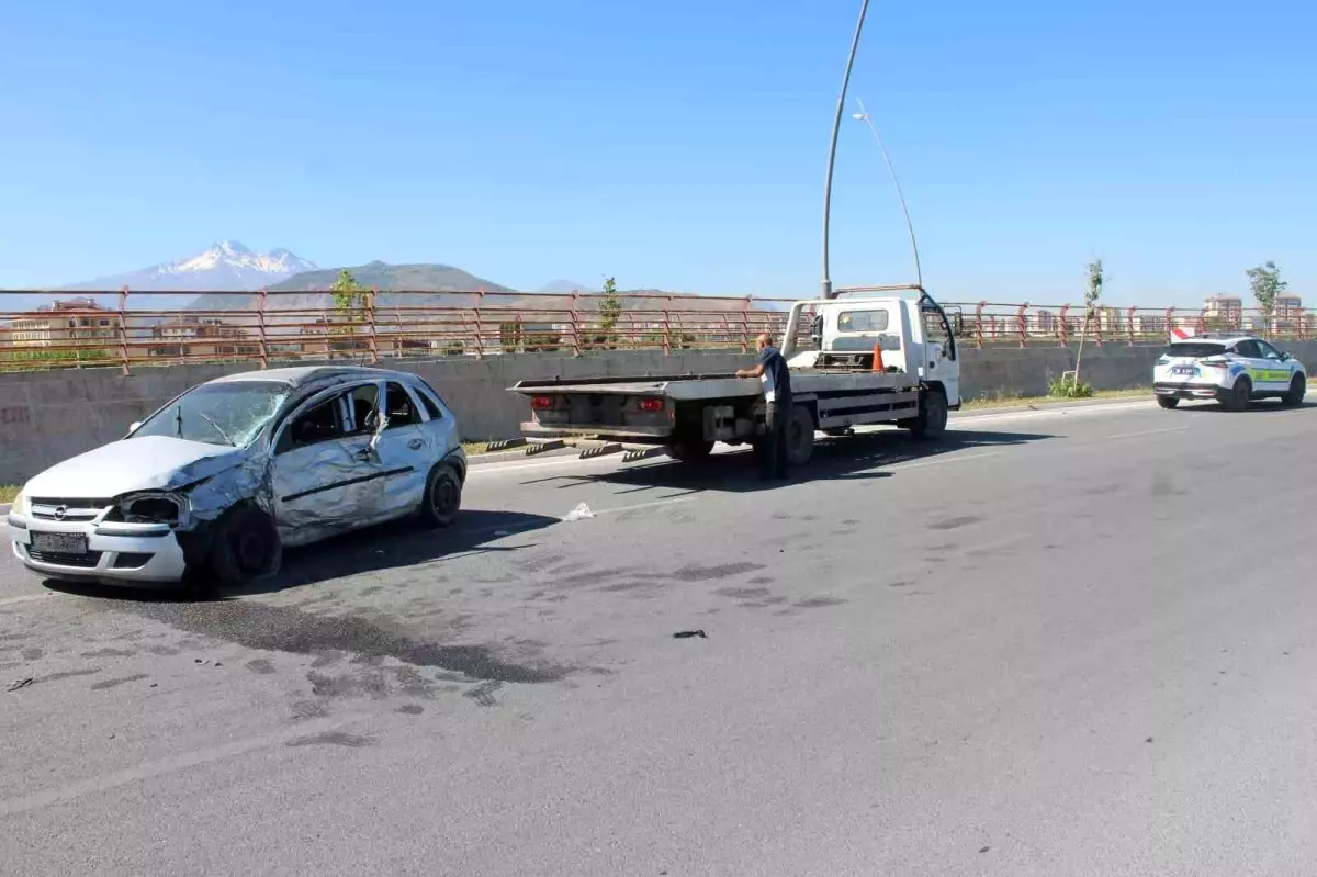 Kayseri'de Direğe Çarpan Araçta Sürücü Ağır Yaralandı