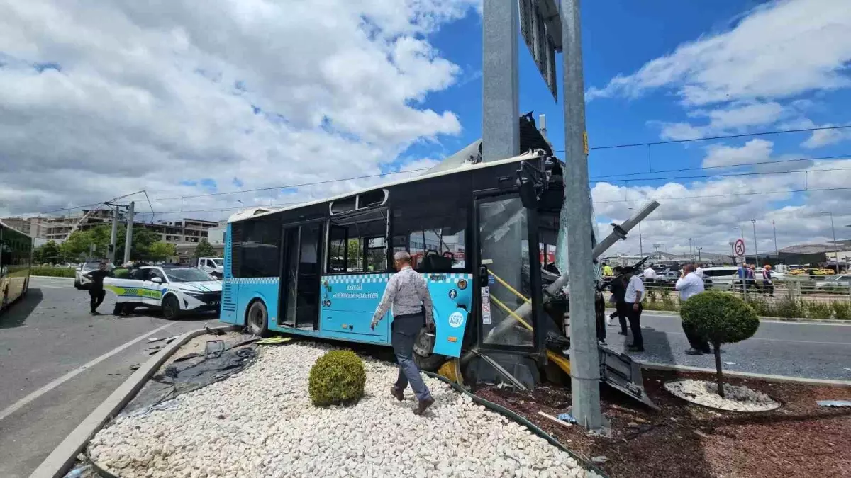 Kayseri'de Tır, Otobüs ve Automobile Çarptı: 8 Yaralı