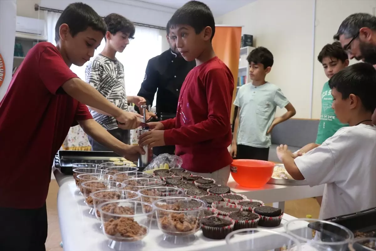 Yaz tatilinde öğrencilere gönüllü gastronomi dersi veriyor