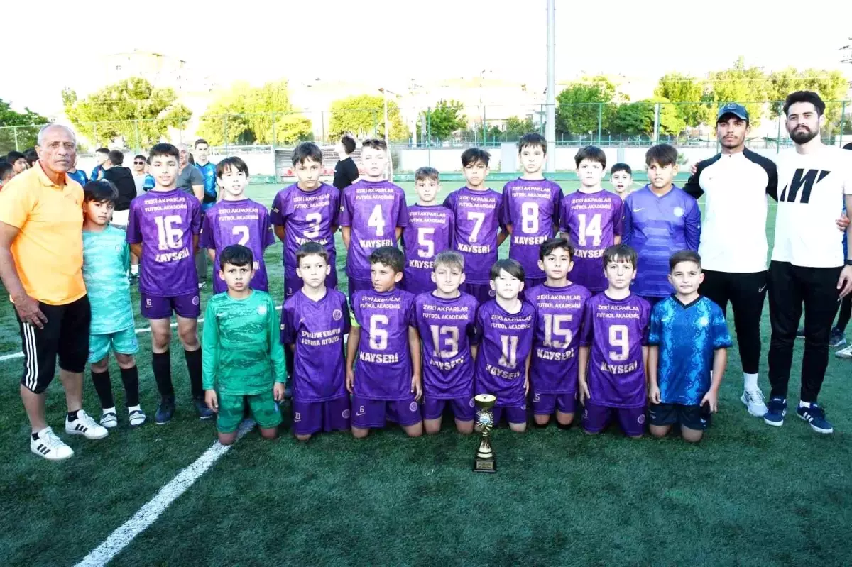 Zeki Akparlar FK, U11 Ligi'nde Şampiyon Oldu