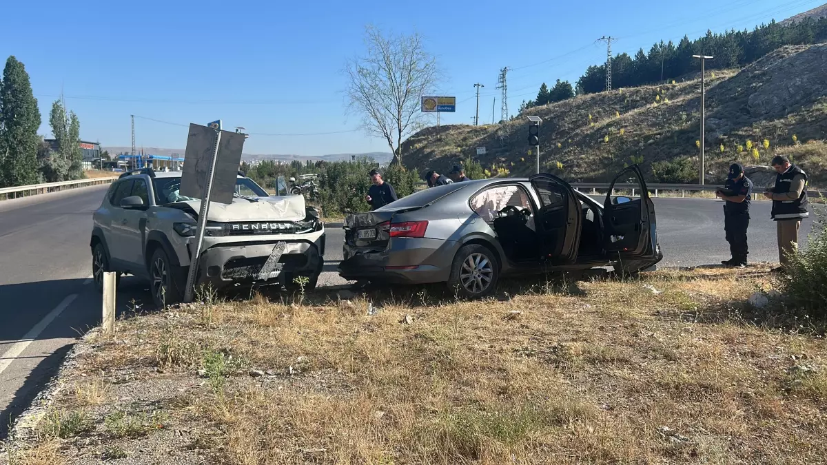 Sivas'ta Trafik Kazası: 5 Yaralı