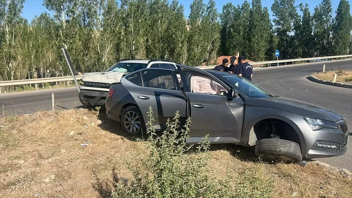 Sivas'ta Otomobil Kazası: 5 Yaralı