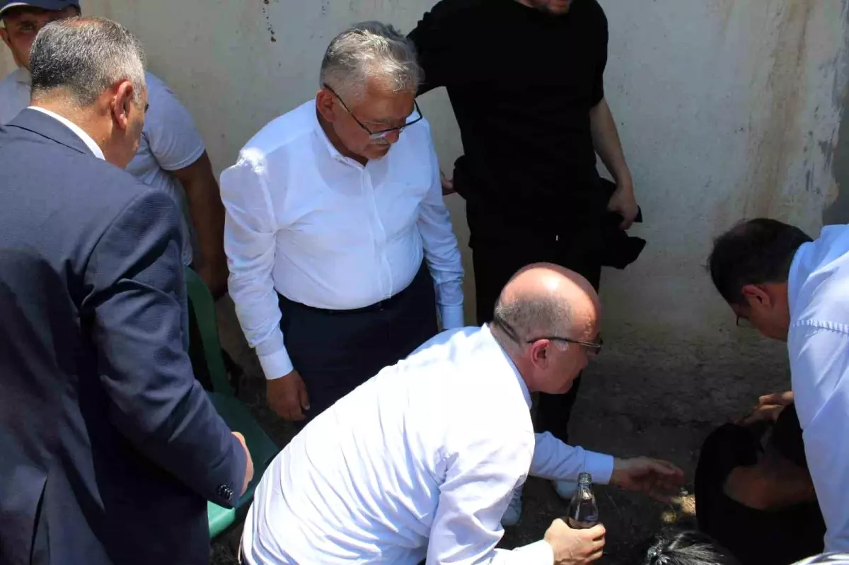Kayseri'de Açılışta Genç Bayıldı, Başkan ve Sağlık Müdürü Yardım Etti