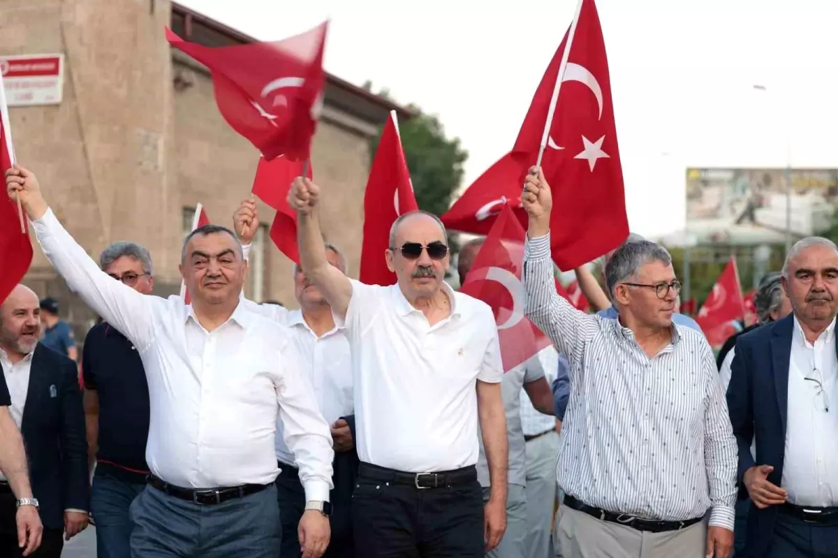 Kayseri iş dünyası milletin zaferini Cumhuriyet Meydanı'nda sahiplenmeye devam etti