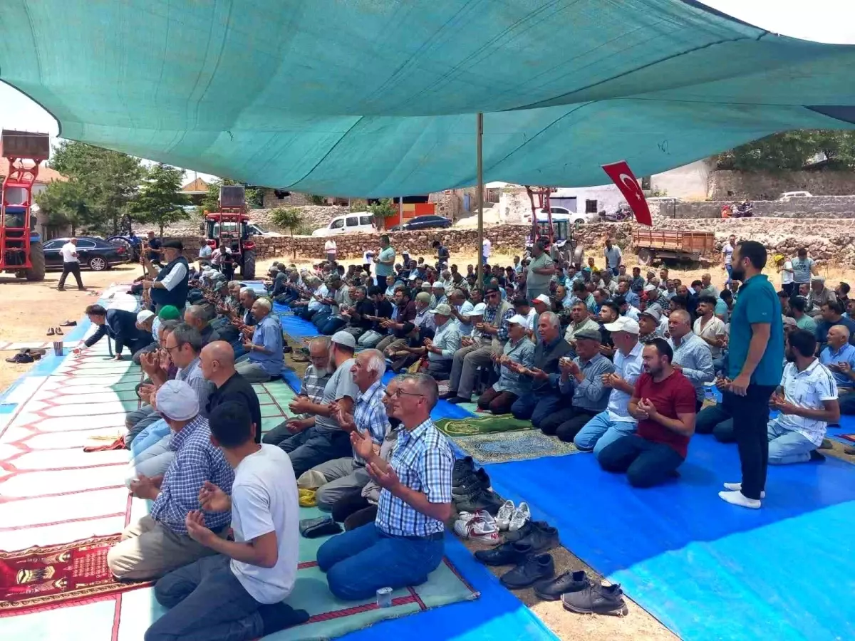 Kayseri'de Yağmur İçin Duaya Çıkan Binlerce Kişi Bir Araya Geldi