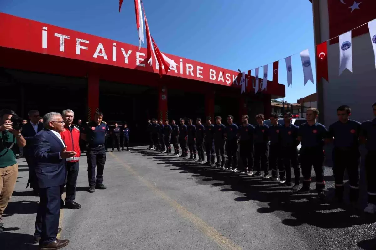 Kayseri Büyükşehir Belediye Başkanı Büyükkılıç, Stajyer İtfaiyecilere Nasihatlerde Bulundu