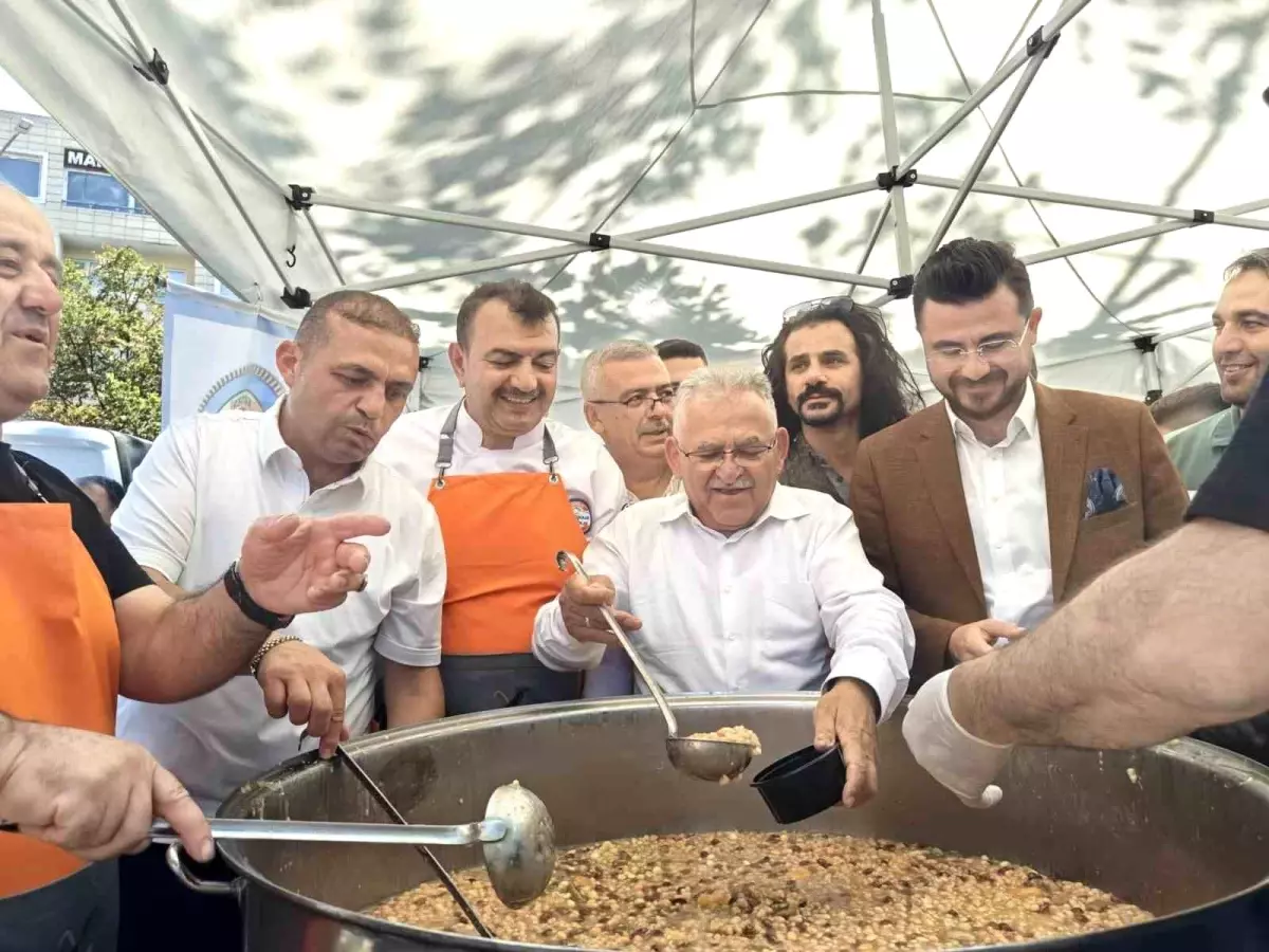 Kayseri'de 10 Bin Kişilik Aşure İkramı Etkinliği Düzenlendi