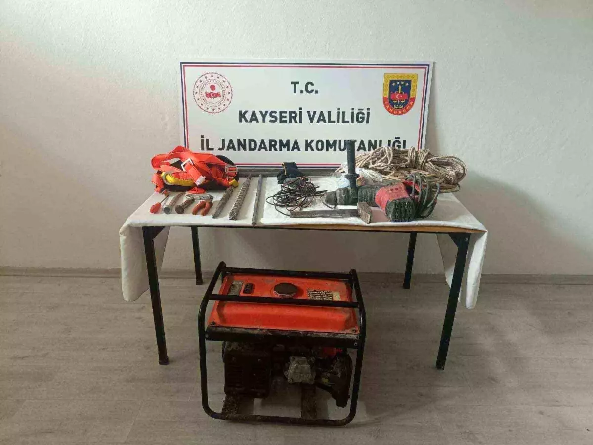 Kayseri'de Kaçak Kazı Yapan 3 Kişi Yakalandı
