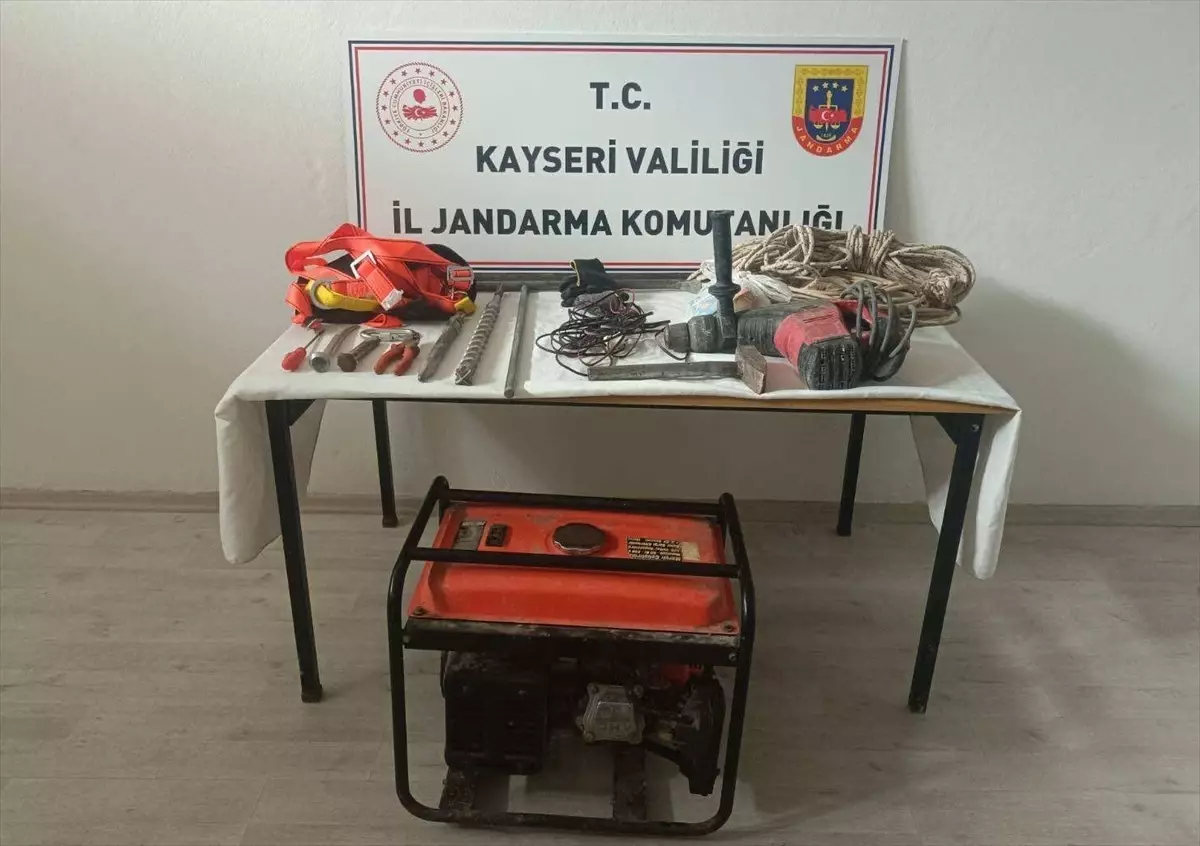 Talas'ta İzinsiz Kazı Yapan 3 Şüpheli Gözaltına Alındı