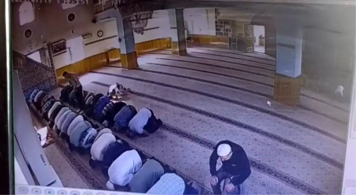 Cami İçinde Dehşet: Boğazı Kesildi
