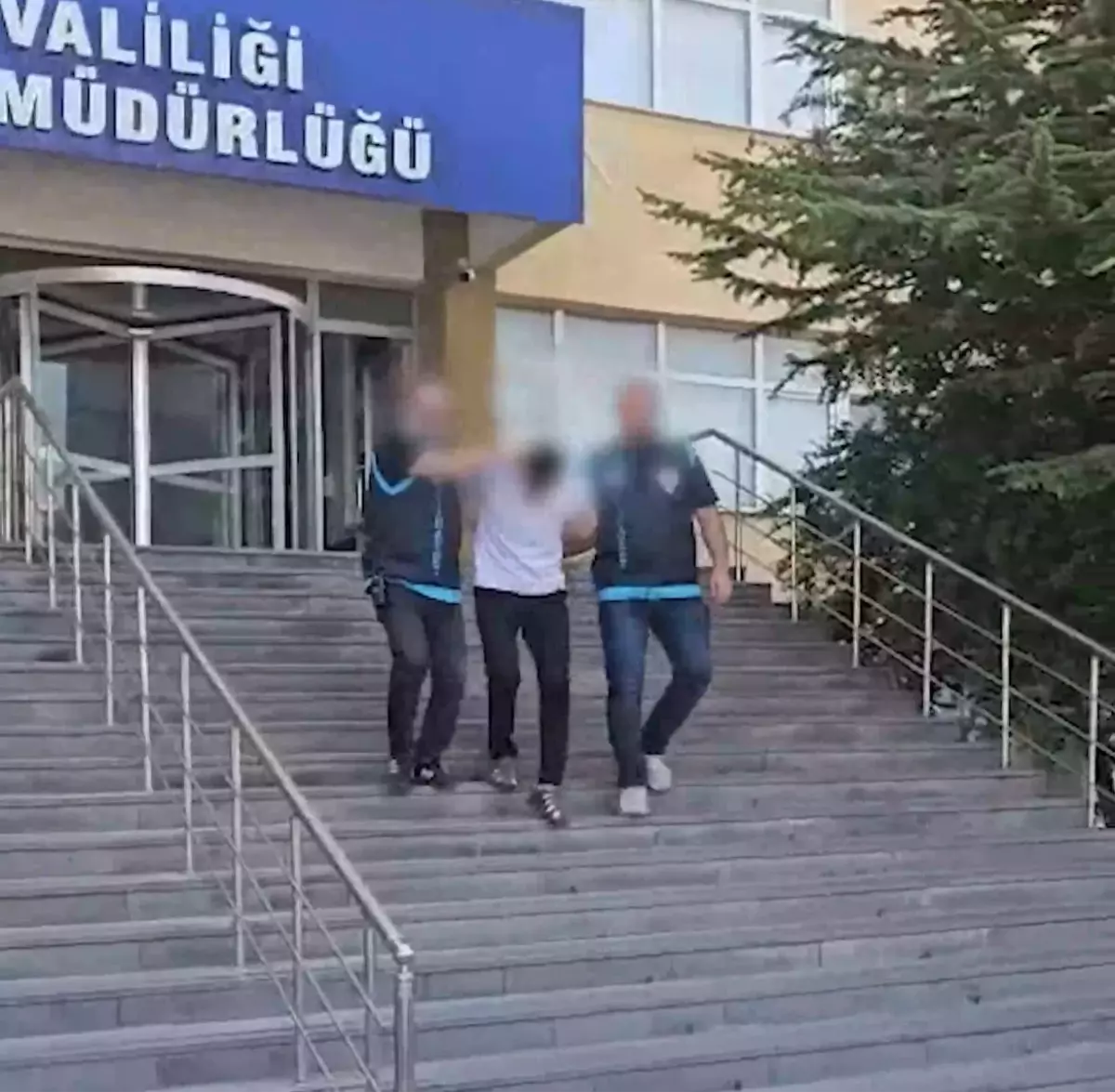 Camide komşusunun boğazını kesen caninin ifadesi en az olay kadar vahim