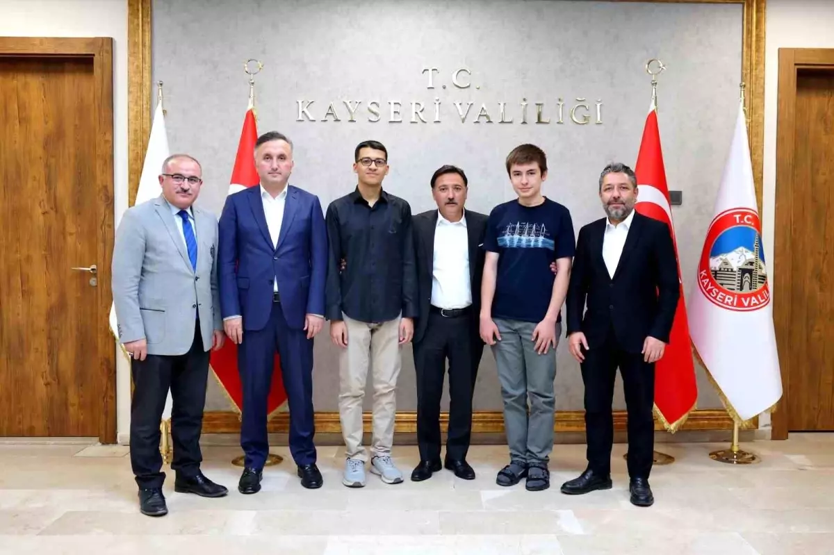 Vali Çiçek'ten Başarılı Öğrencilere Tebrik