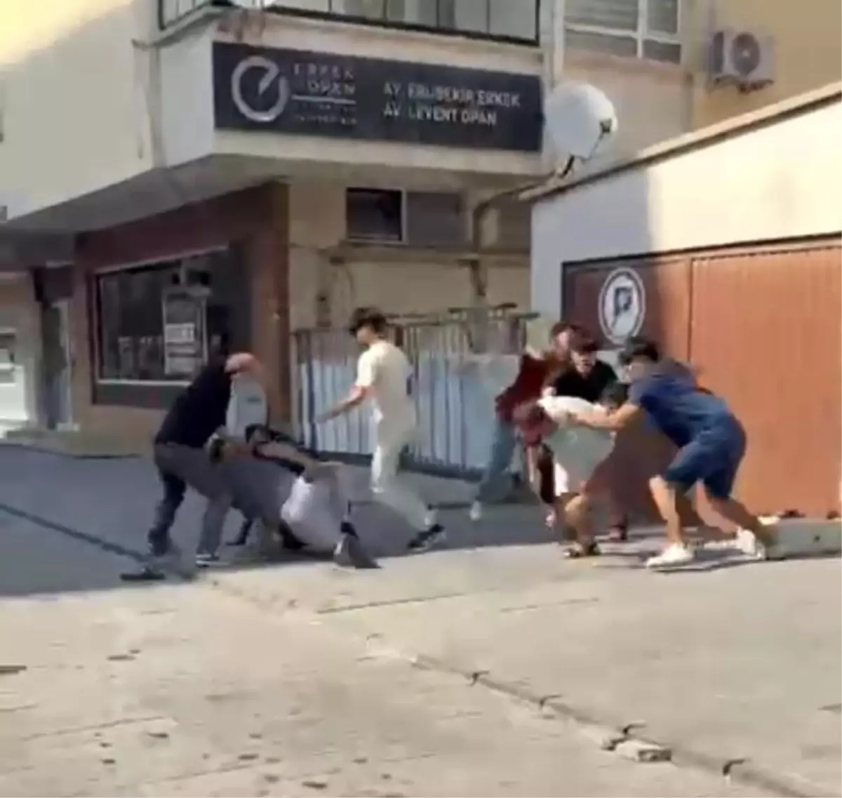 Kavga ettikleri kişiyi taşla bayılttılar! Dehşet anları kamerada