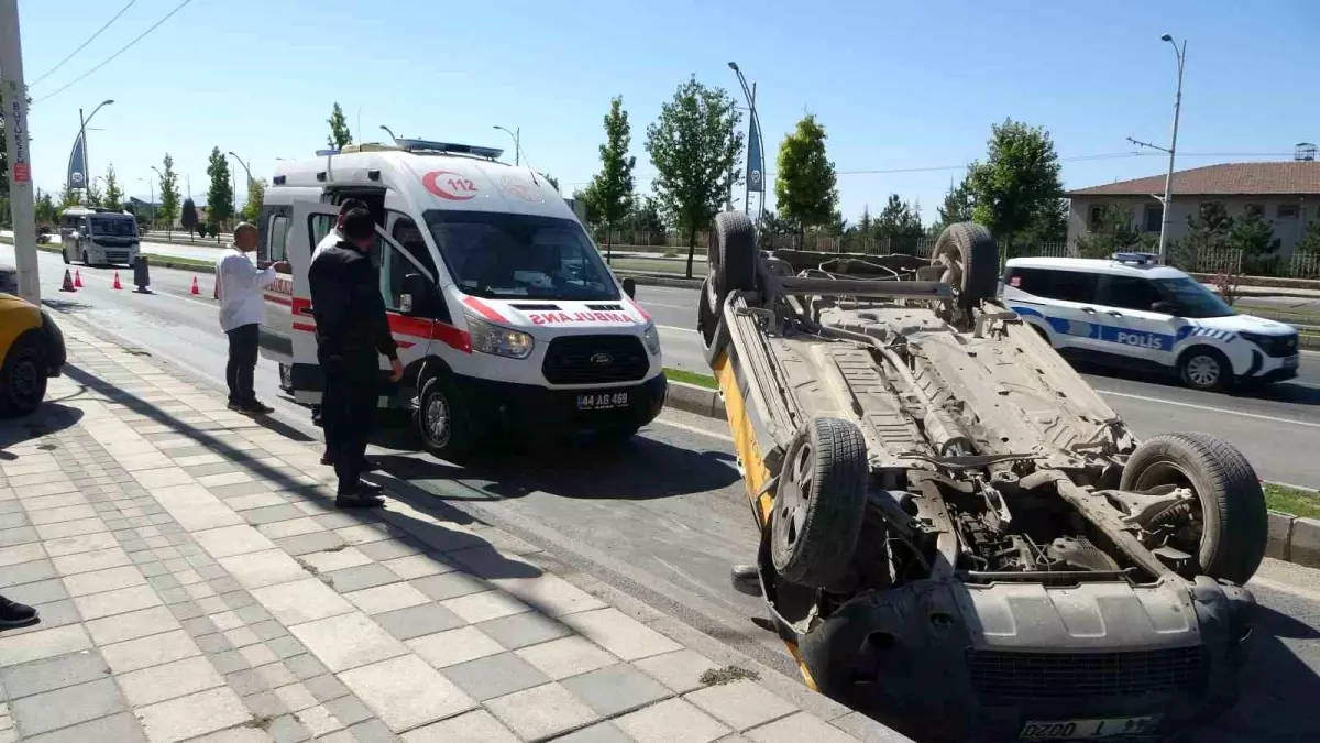 Malatya'da Taksi Devrildi: 1 Yaralı