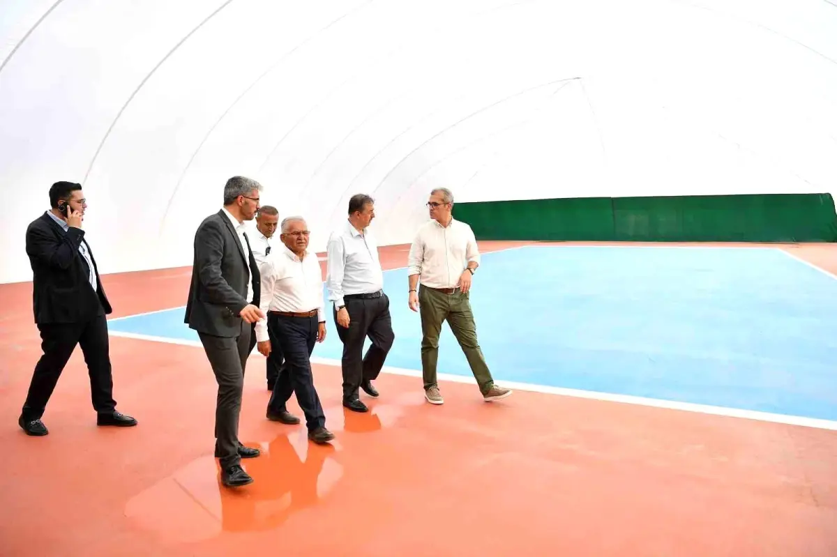 Başkan Büyükkılıç; üzeri kapatılan tenis kortları çalışmalarını inceledi