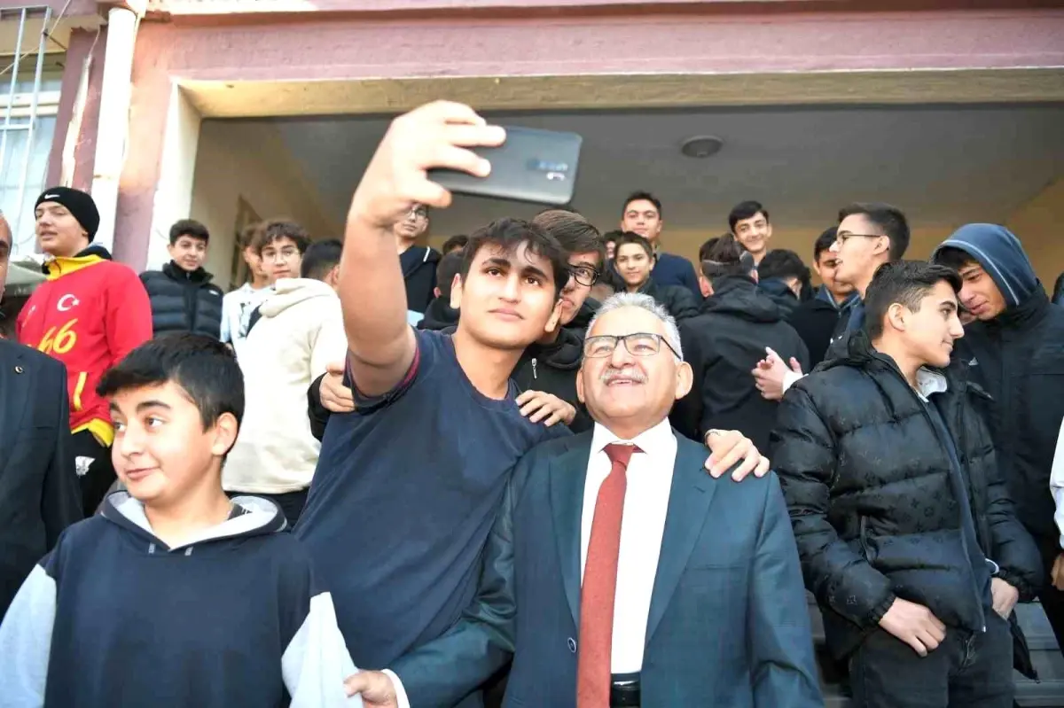 Kayseri'de Öğrencilere Ulaşım Kartı Desteği Sürüyor