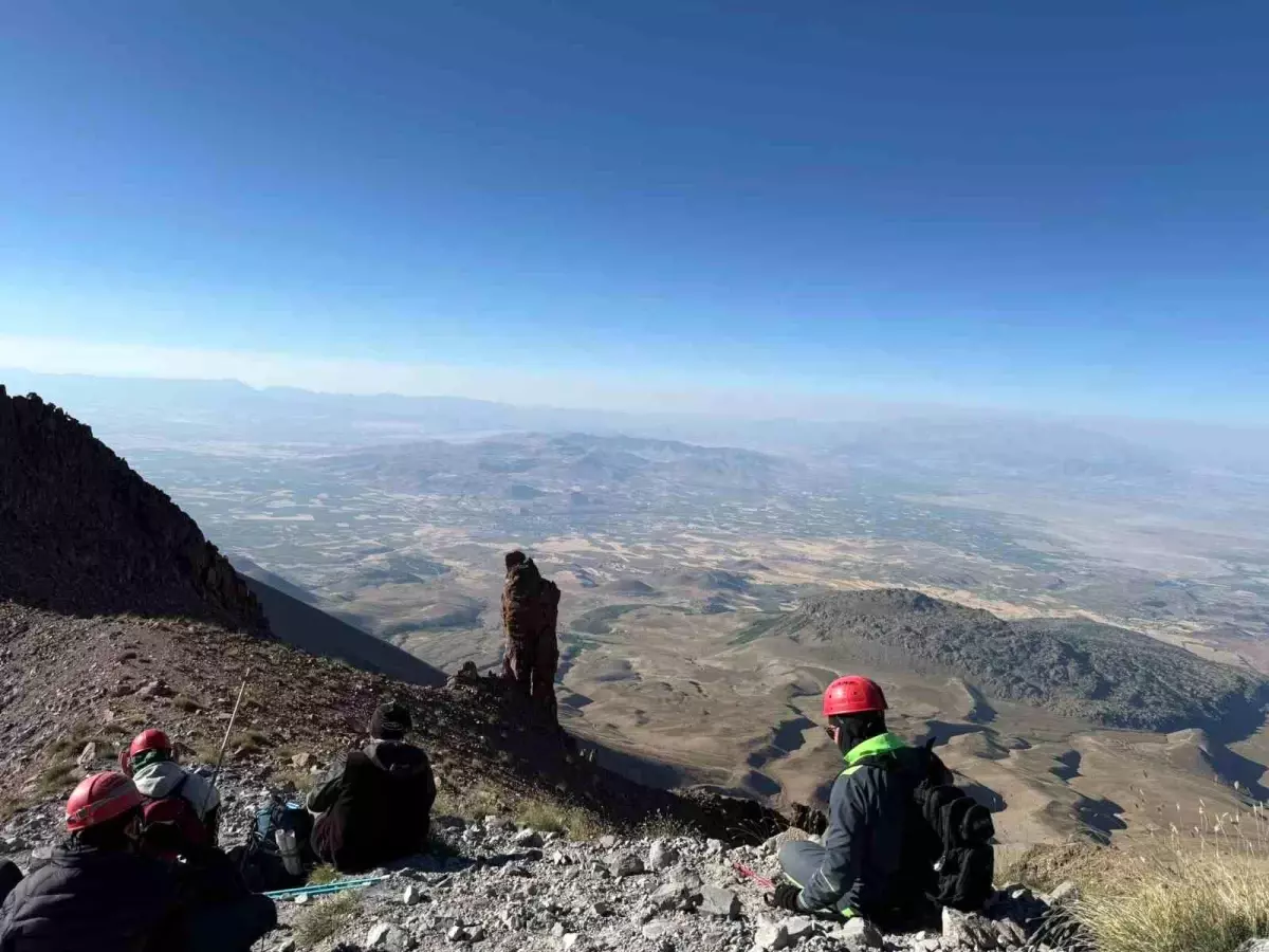 Erciyes Dağı'nda Yaz Aylarında Zirve Tırmanışları Devam Ediyor