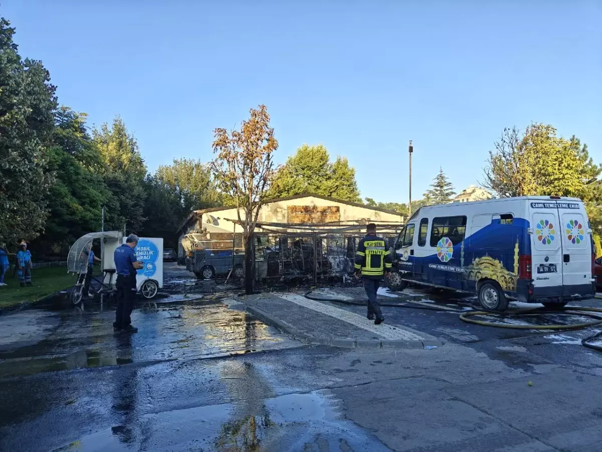 Kayseri'de Temizlik Araçları Yangında Kül Oldu