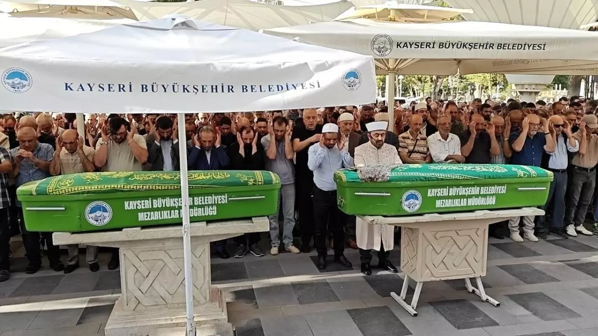 Kayseri'de trafik kazasında hayatını kaybeden anne-oğul defnedildi