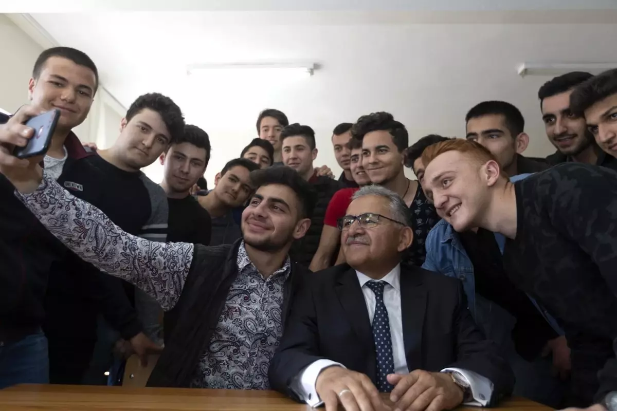 Büyükkılıç'tan, 10 bin öğrenciye 42 milyon TL'lik kırtasiye ve beslenme desteği