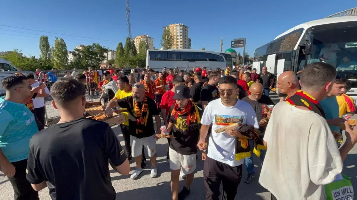 Kayserispor Taraftarından Göztepe'ye Dostluk İkramı