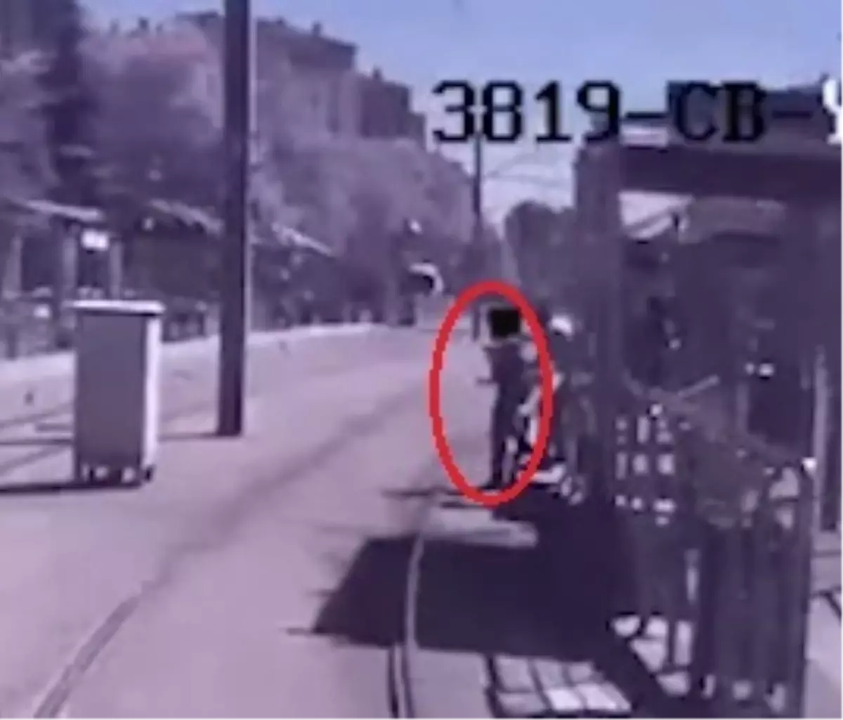 Tramvay Tehlikesi: Güvenlik Görevlisi Kurtardı