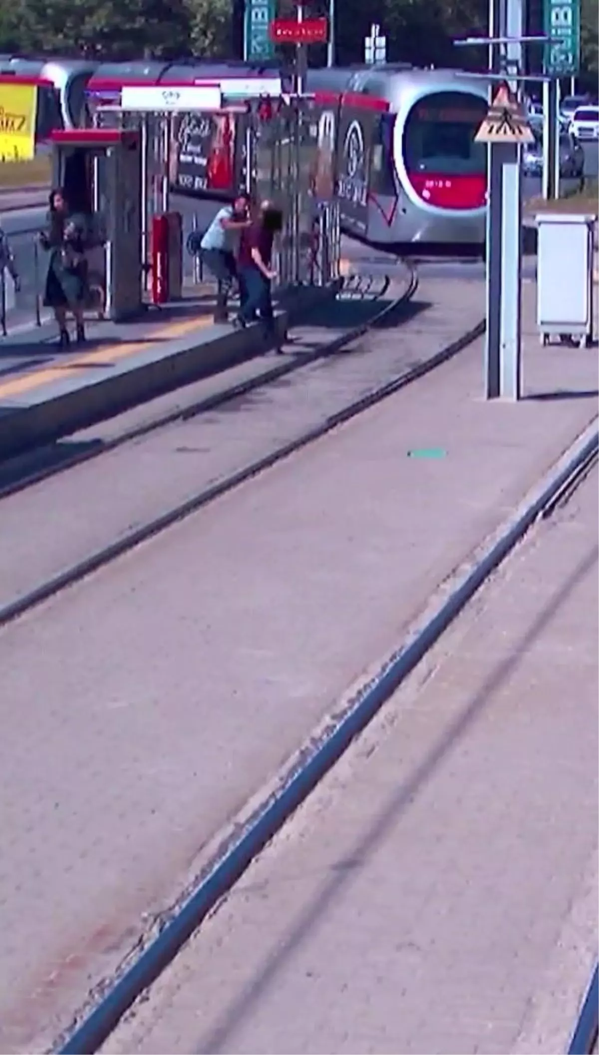 Kayseri'de Güvenlik Görevlisi Dikkatiyle Bir Yaya Tramvay Kazasından Kurtarıldı