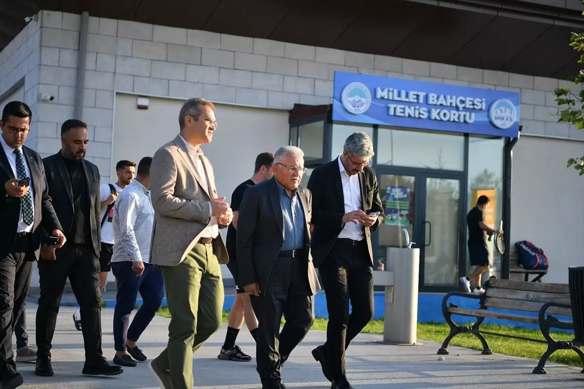 Tenis Kortları Gençlerin İlgi Odağı
