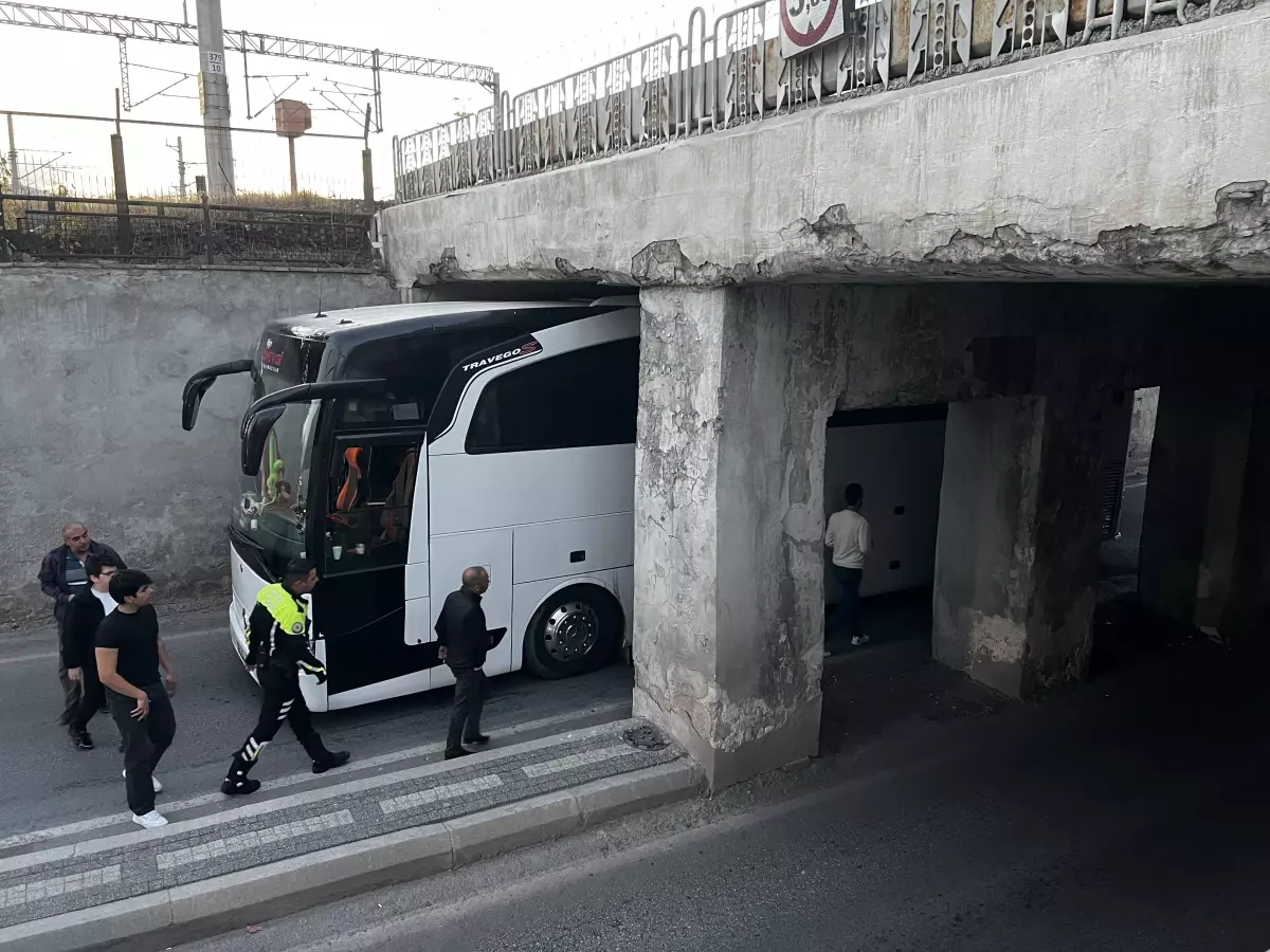 Ağrı 1970 Spor'un Otobüsü Altgeçitte Sıkıştı