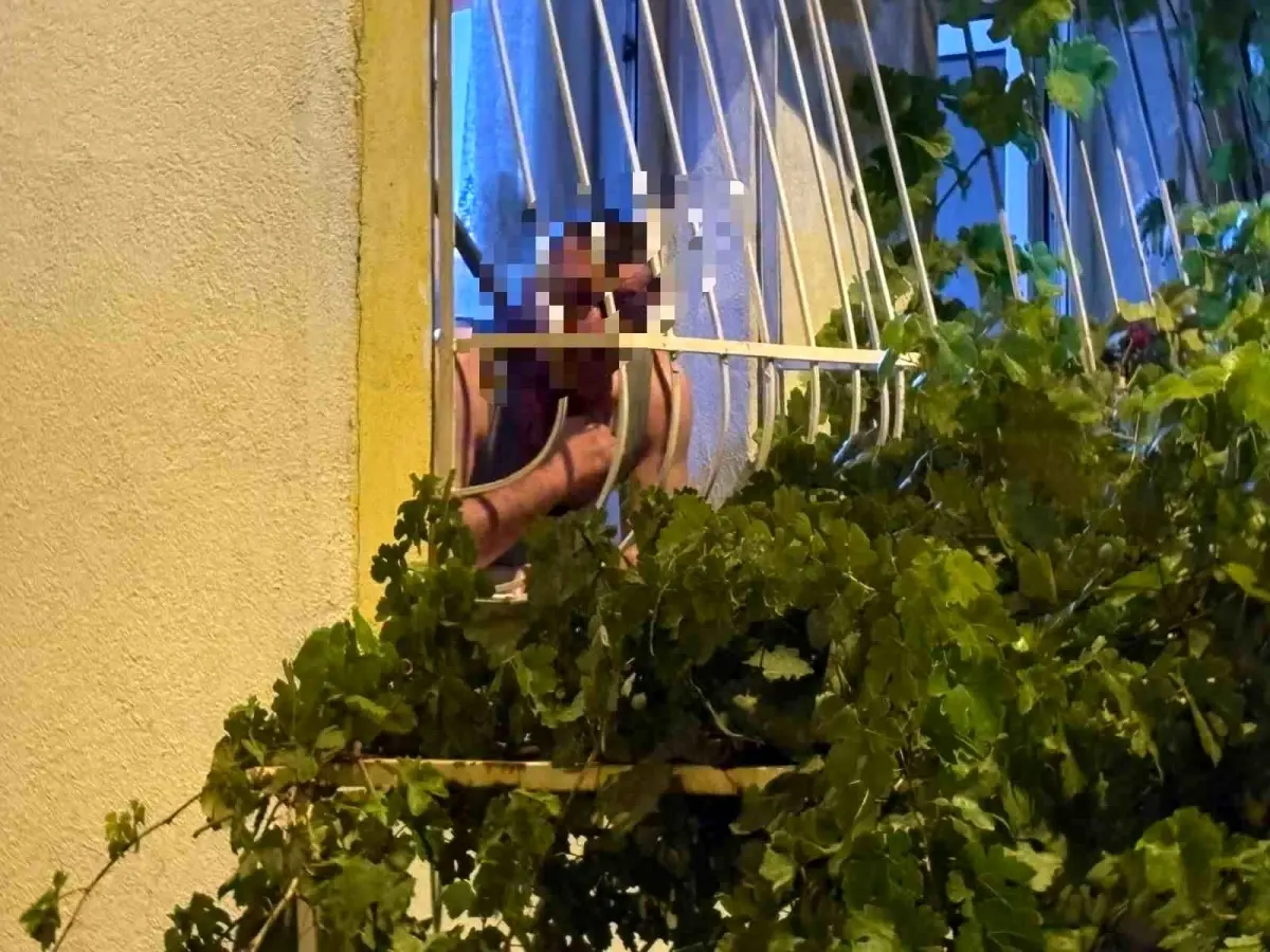 Dehşet anları! Döner bıçağını kendi boğazına dayadı