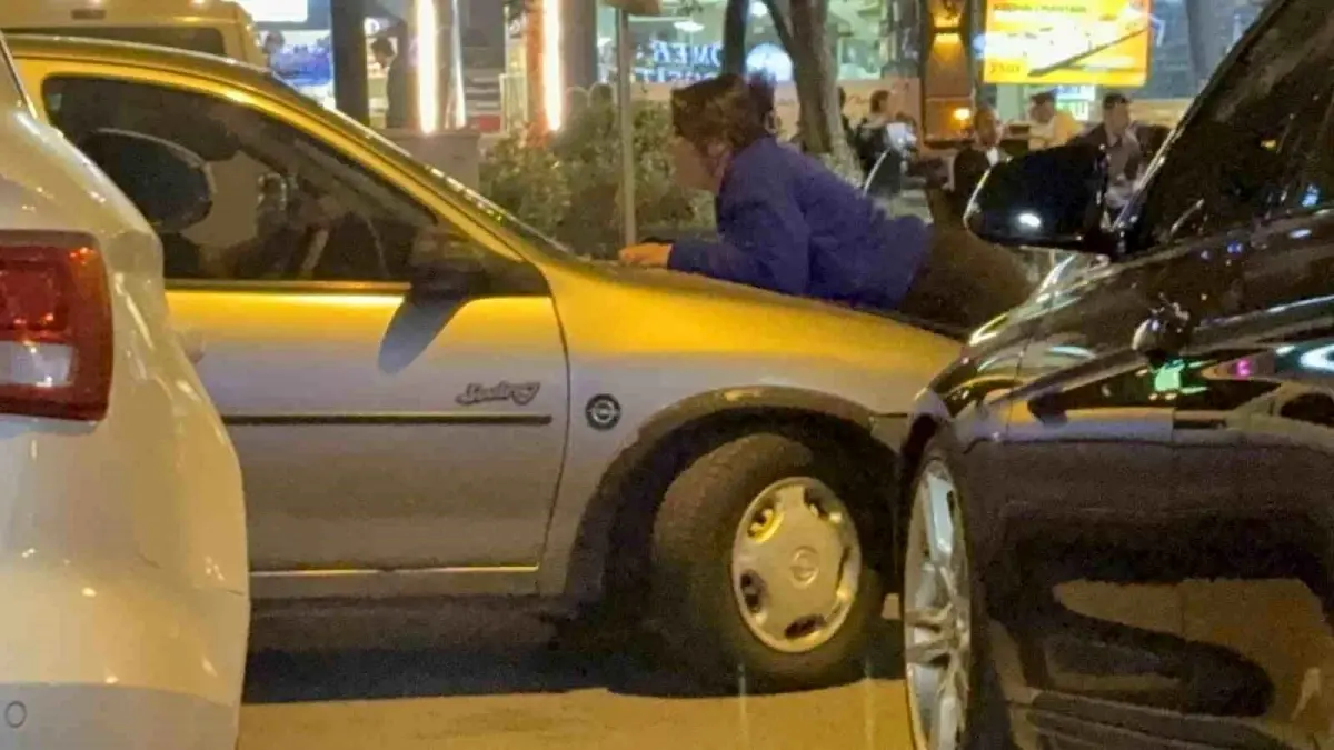 Kadın, Tartıştığı Kocasını Engellemek İçin Otomobilin Kaputuna Yattı