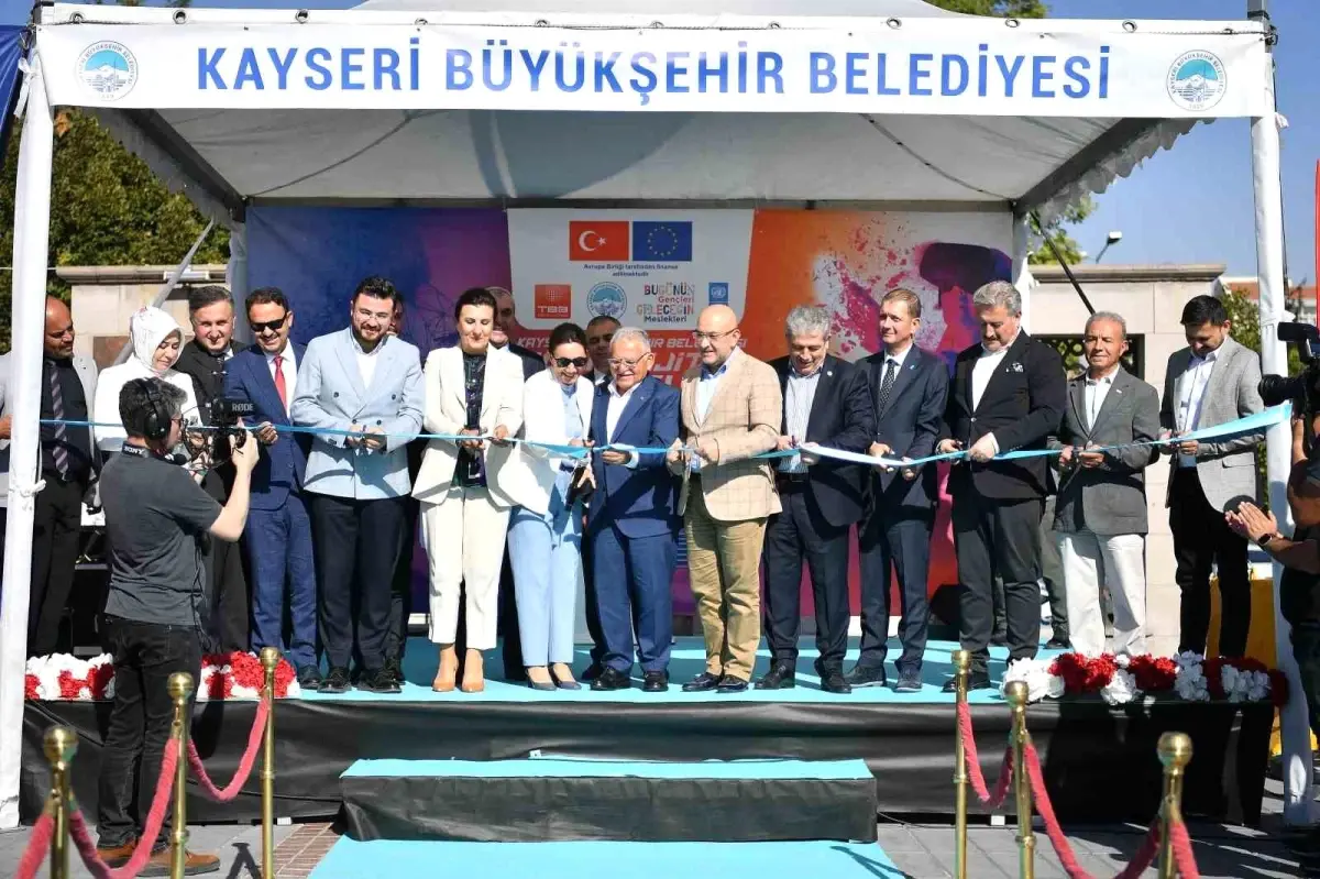 Büyükşehir'in gençlere yönelik büyüleyici Mobil Dijital Gençlik Merkezi açıldı