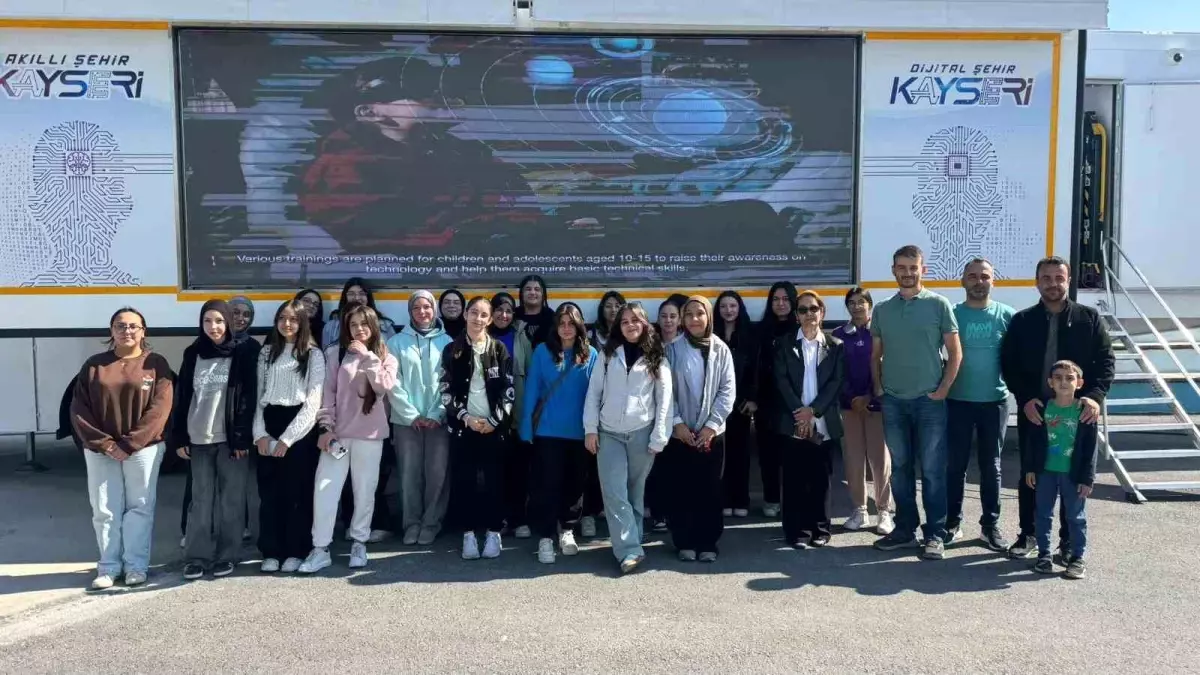 Kayseri'de Mobil Dijital Gençlik Merkezi Kız Çocukları İçin Etkinlik Düzenledi