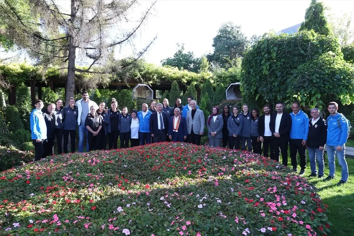 Basketbol Takımından Başkan'a Ziyaret